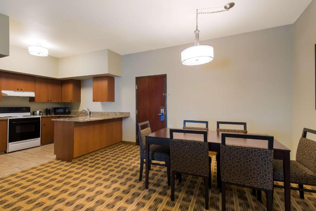 Kuchyň nebo kuchyňský kout v ubytování Best Western University Inn and Suites