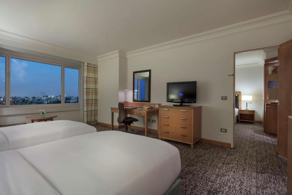 TV a/nebo společenská místnost v ubytování Adana HiltonSA Hotel