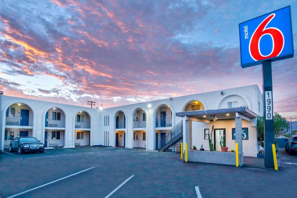 ツーソンにあるMotel 6 Tucson, AZ - East Williams Centerの駐車場付きのホテルの景色を望めます。