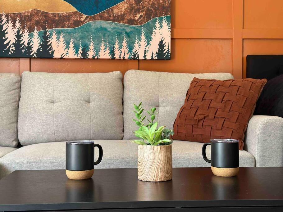 Una mesa de café frente a un sofá con dos tazas encima. en Sand Hollow Zion Mini Home at Painted Sands 2, en Hurricane