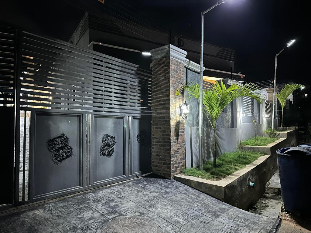 une maison avec une clôture et un portail la nuit dans l'établissement Ethan’s Court, à Ibadan