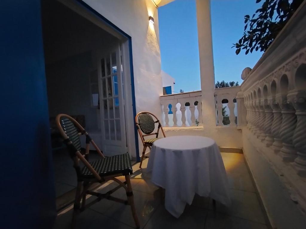 a table and chairs on the balcony of a house at Henchir ejdoud in Kairouan
