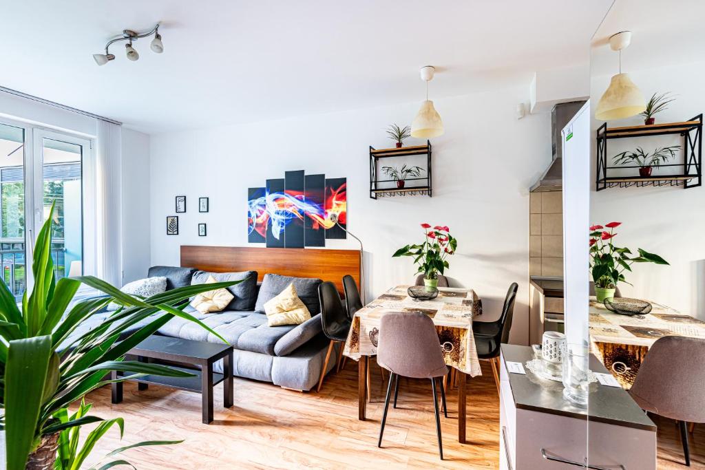 ein Wohnzimmer mit einem Sofa und einem Tisch in der Unterkunft Zoe apartman in Budapest