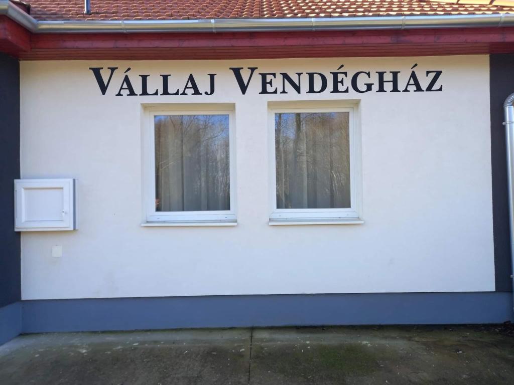 Biały budynek z napisem "Readvalley vanderbilt" w obiekcie Vállaj Vendégház 