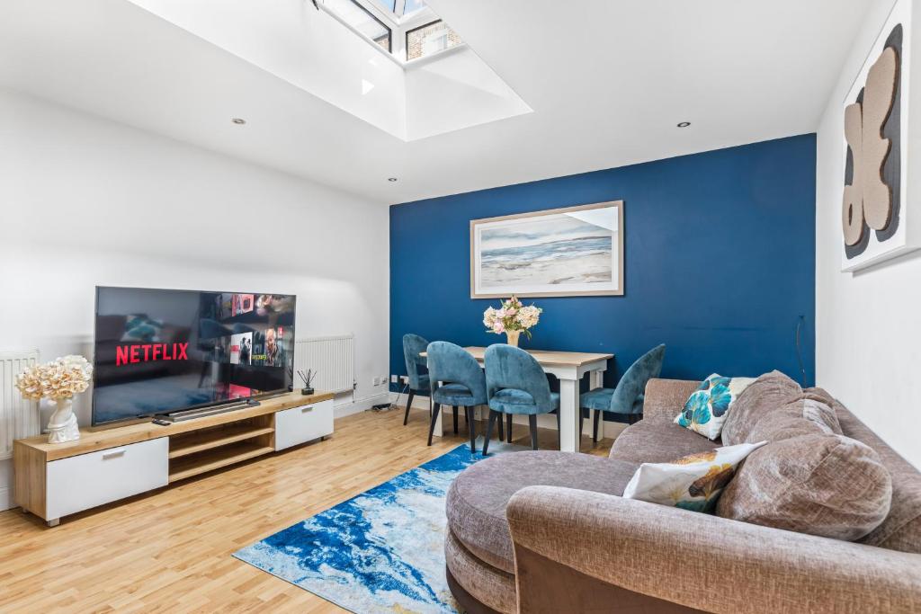 uma sala de estar com um sofá e uma televisão em Central 2Bed Mew in Marylebone em Londres