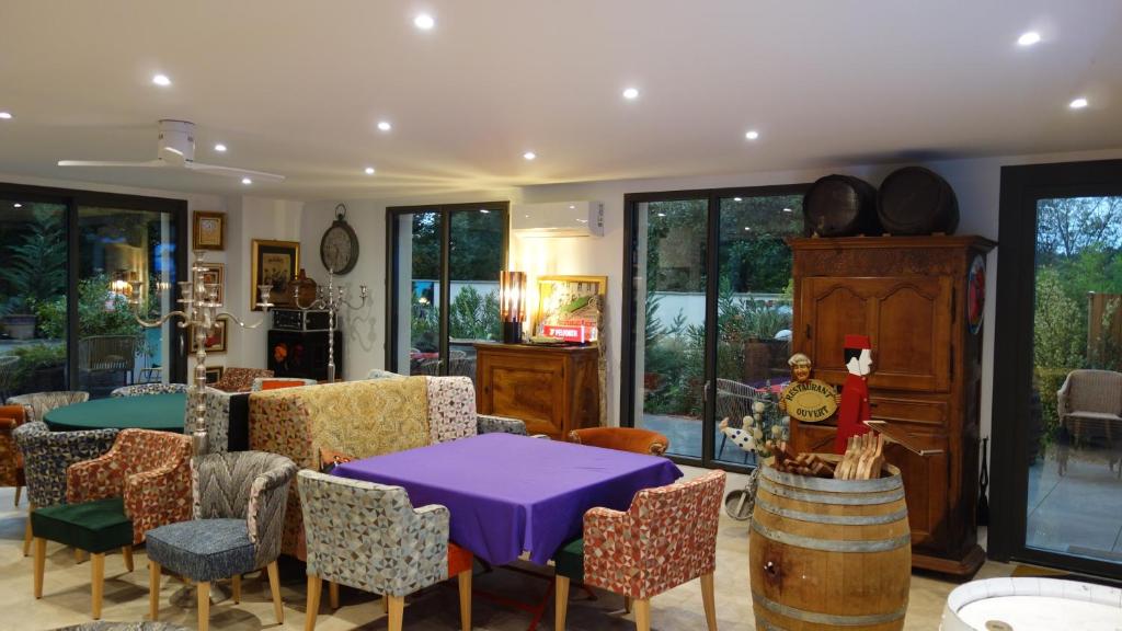 een woonkamer met een tafel en stoelen bij Hostelry Music Repetition in Écully