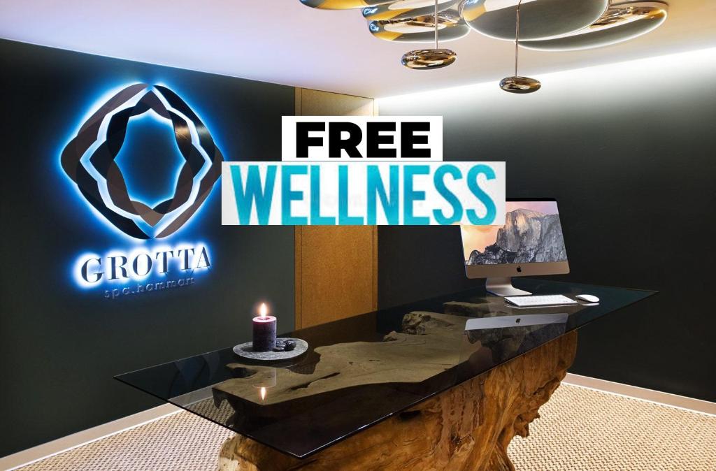 een muur met een bord dat gratis wellness leest bij Spirit Harrachov Superior Wellness Apartments - FREE Wellness, Wifi, Parking, Harrachov Card in Harrachov