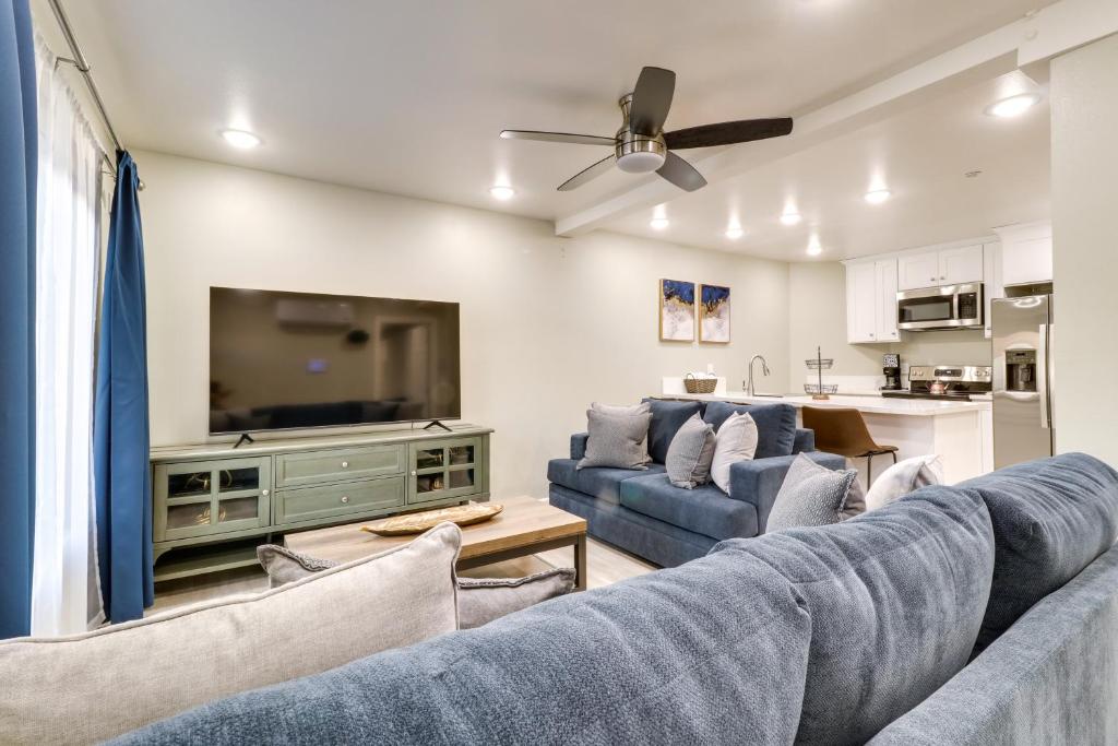 een woonkamer met twee blauwe banken en een flatscreen-tv bij Beautiful Fontana Apartment Convenient Location! in Fontana