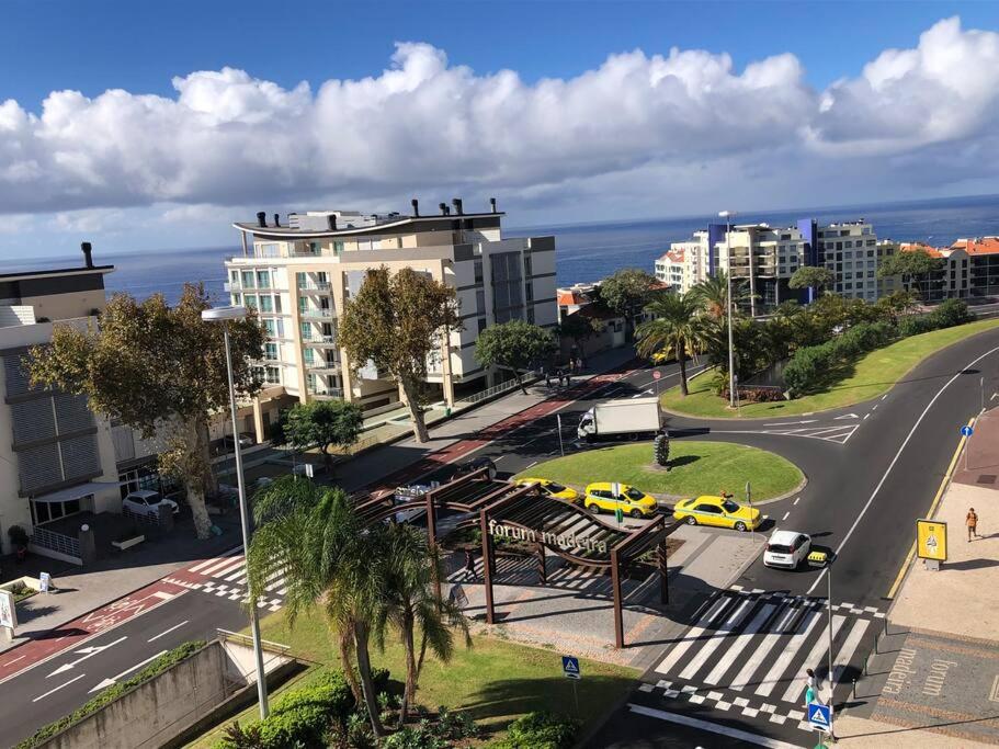 une vue aérienne sur une ville avec une route et des bâtiments dans l'établissement Forum Ocean View Apartment, à Funchal