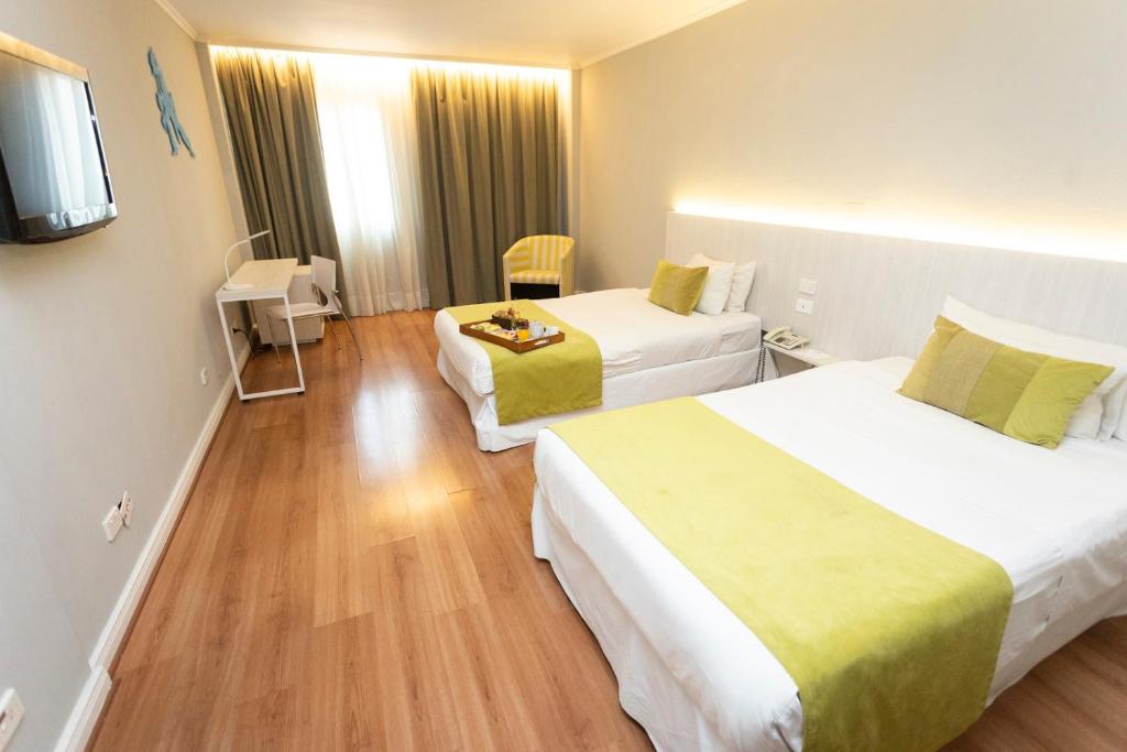 Una cama o camas en una habitación de Pestana Buenos Aires