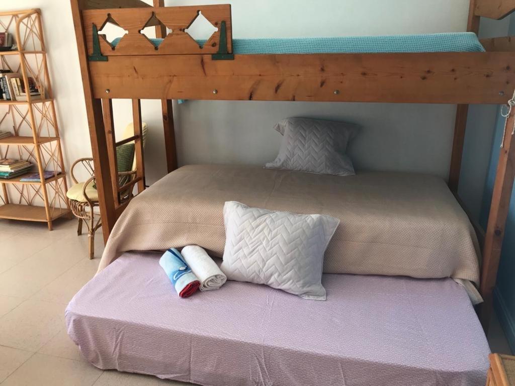 Una cama con dos toallas encima. en VV YELYMAR. PLAYA DE ALOJERA en Alojera