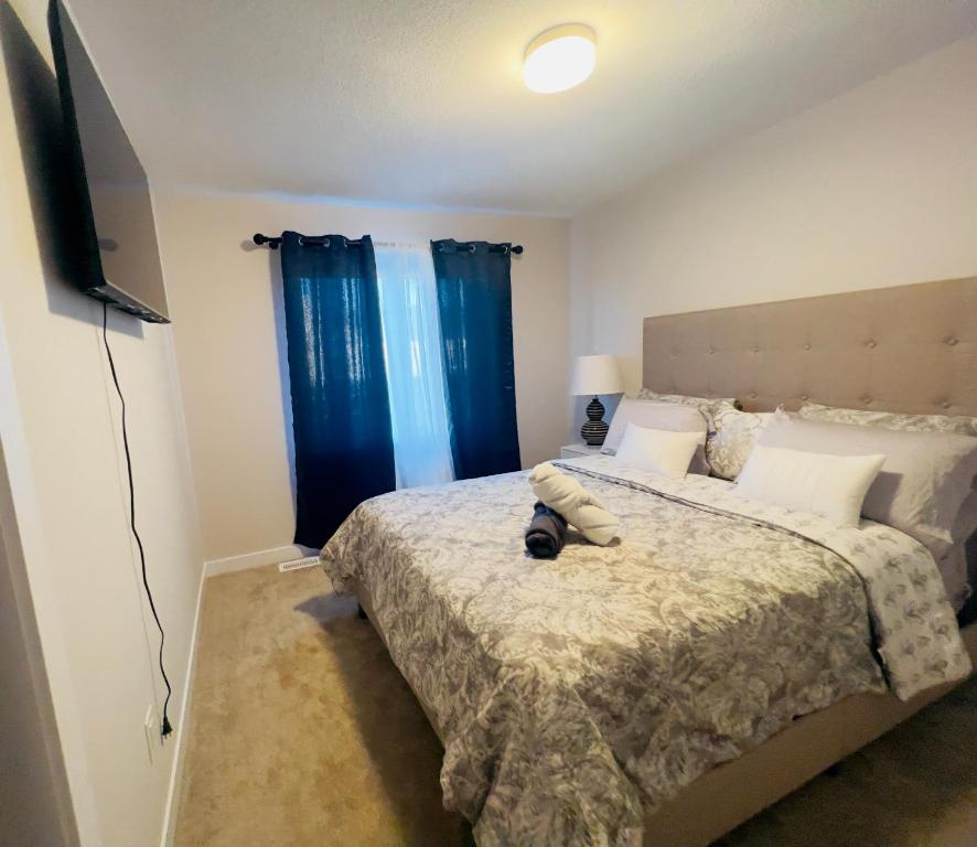 um quarto com uma cama e uma televisão de ecrã plano em TN Homes em Ottawa
