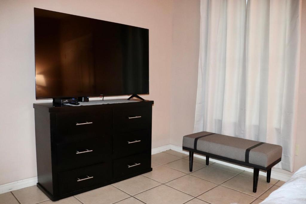 TV a/nebo společenská místnost v ubytování The Transient Stay