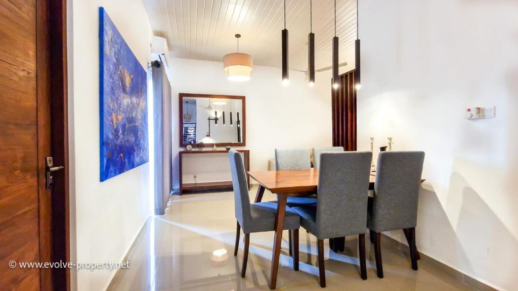 een eetkamer met een tafel en stoelen bij Luxurious 2 bedroom apartment - Ariyana Resort Apartments -Athurugiriya in Colombo