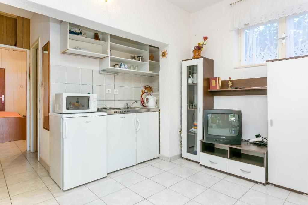 Kuchyňa alebo kuchynka v ubytovaní Apartments by the sea Seget Vranjica, Trogir - 1038