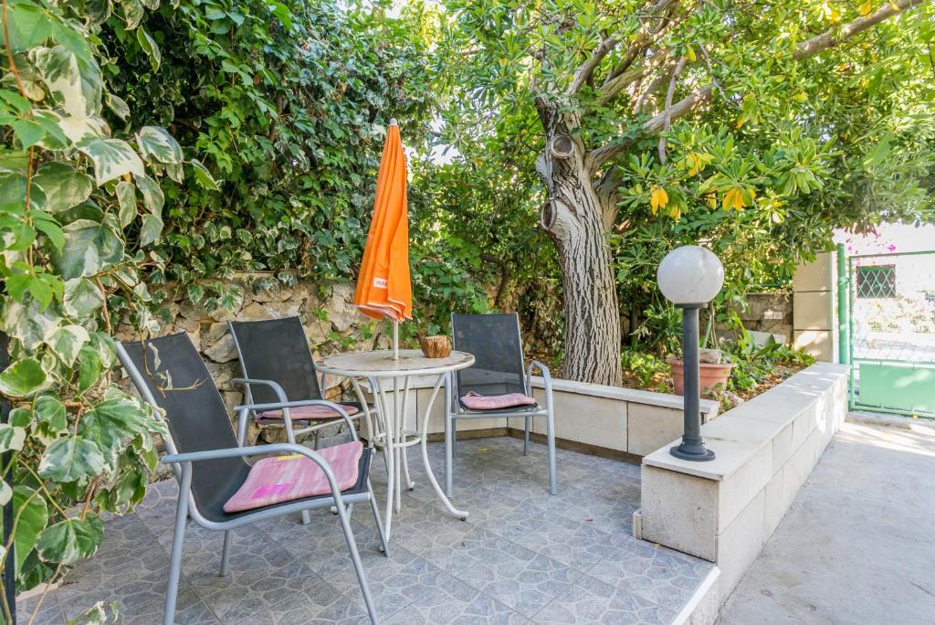 Vonkajšia záhrada v ubytovaní Apartments by the sea Seget Vranjica, Trogir - 1038