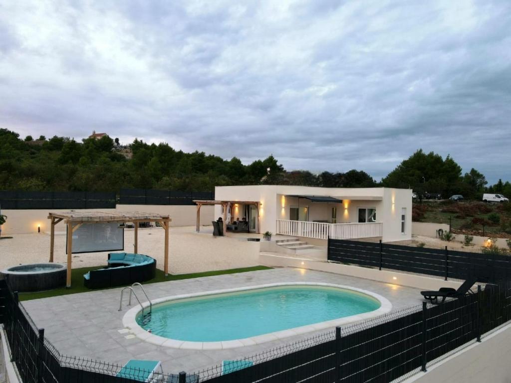 ein Haus mit Pool im Hof in der Unterkunft Family friendly house with a swimming pool Sibenik - 21484 in Šibenik