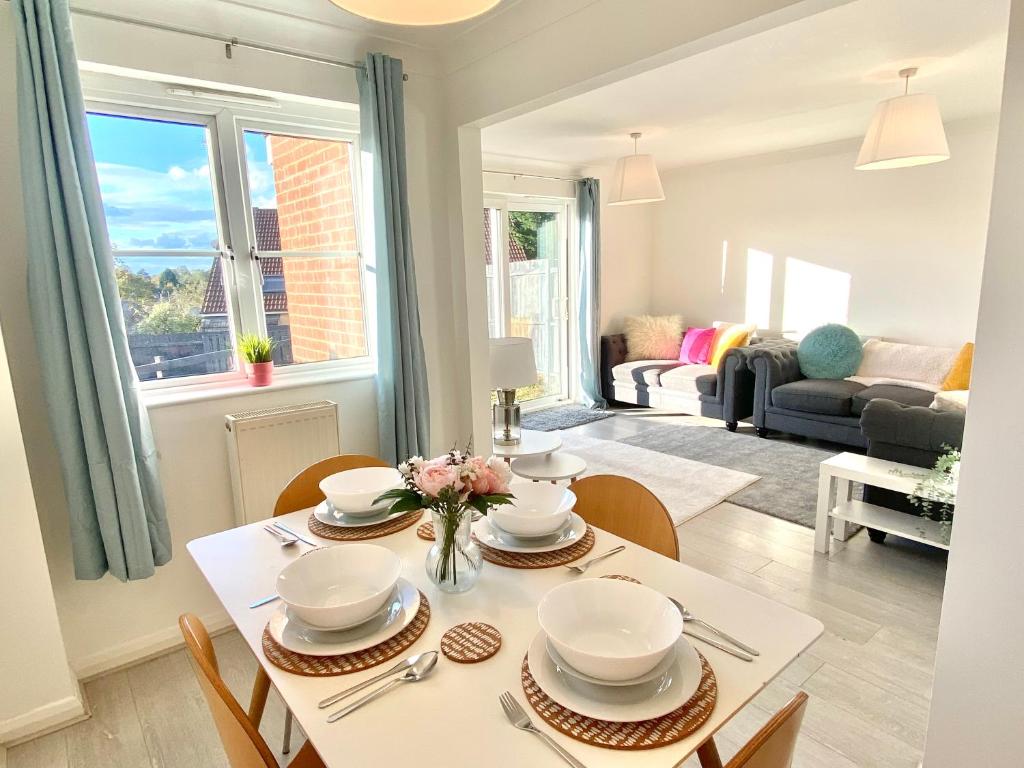 comedor con mesa y sillas y sala de estar en Stunning Home Driveway and Garden FREE PRIVATE PARKING - Northampton en Northampton