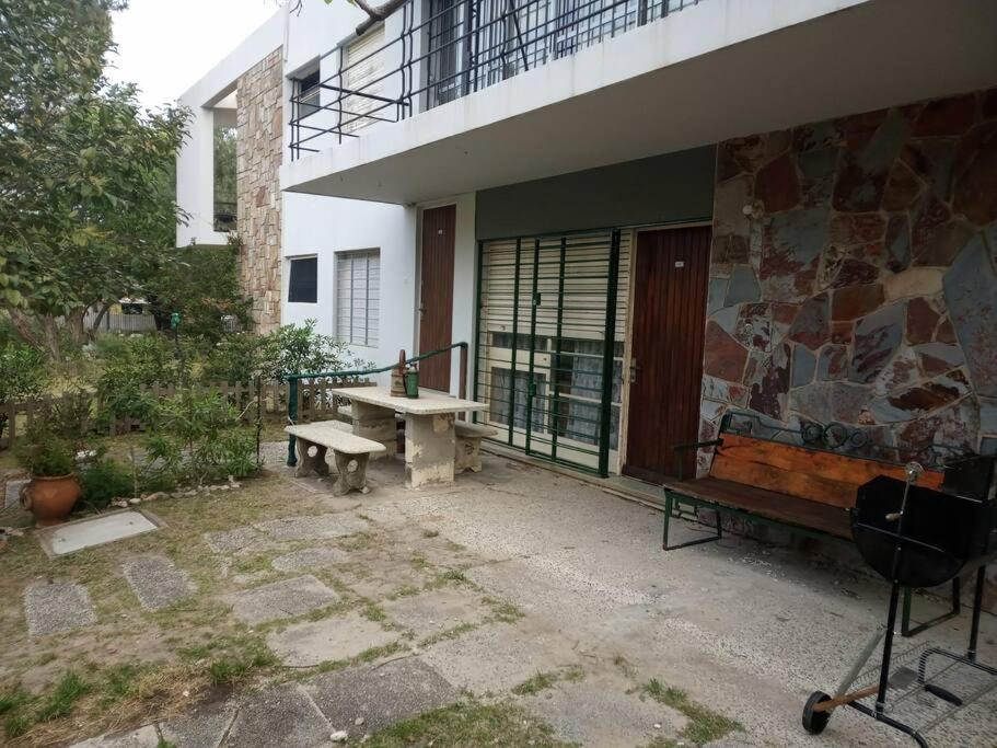 a patio with a bench next to a building at Apto. a dos cuadras del mar in Atlántida