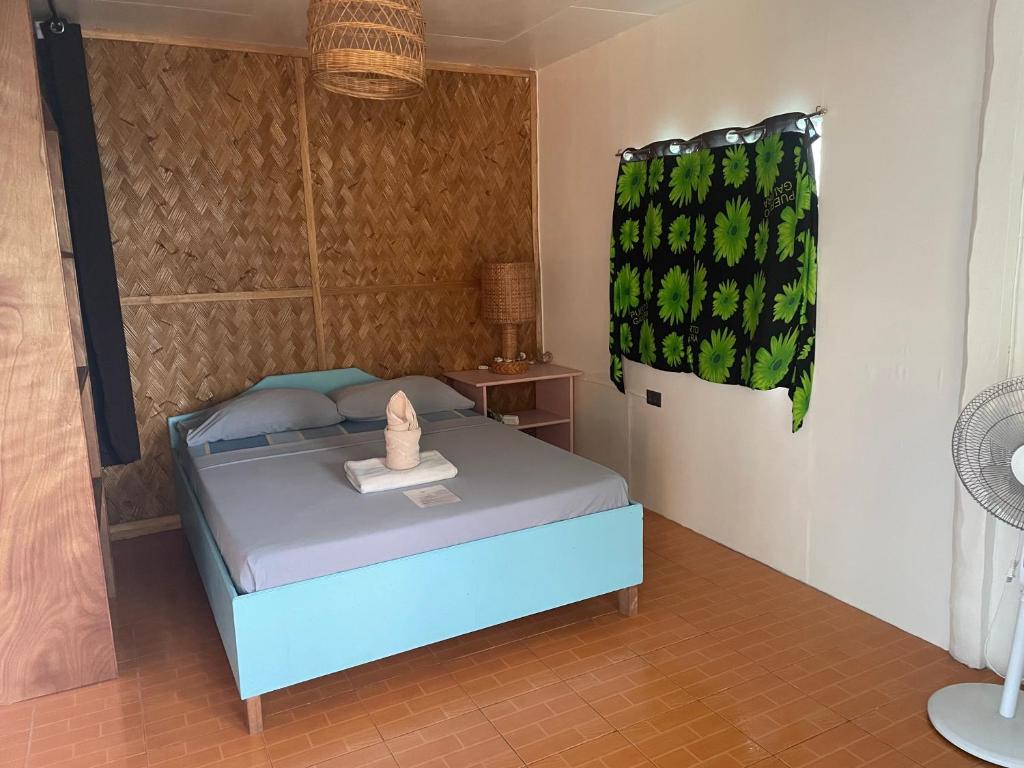 Blue Lagoon Guest house for Backpakers tesisinde bir odada yatak veya yataklar