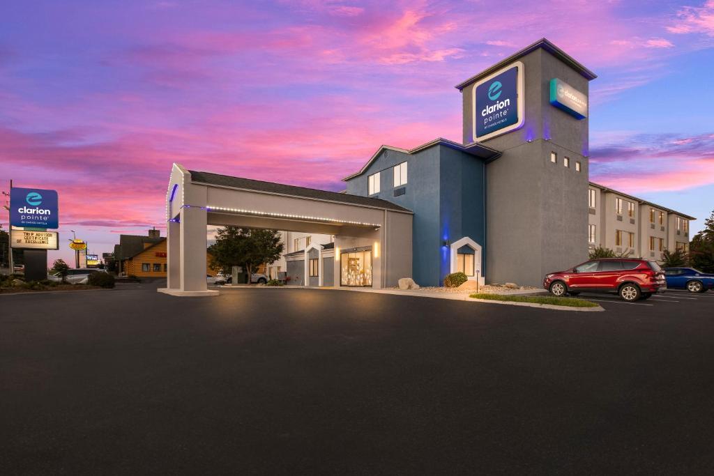 赛维尔维尔Clarion Pointe Sevierville-Pigeon Forge的带停车场的酒店效果图