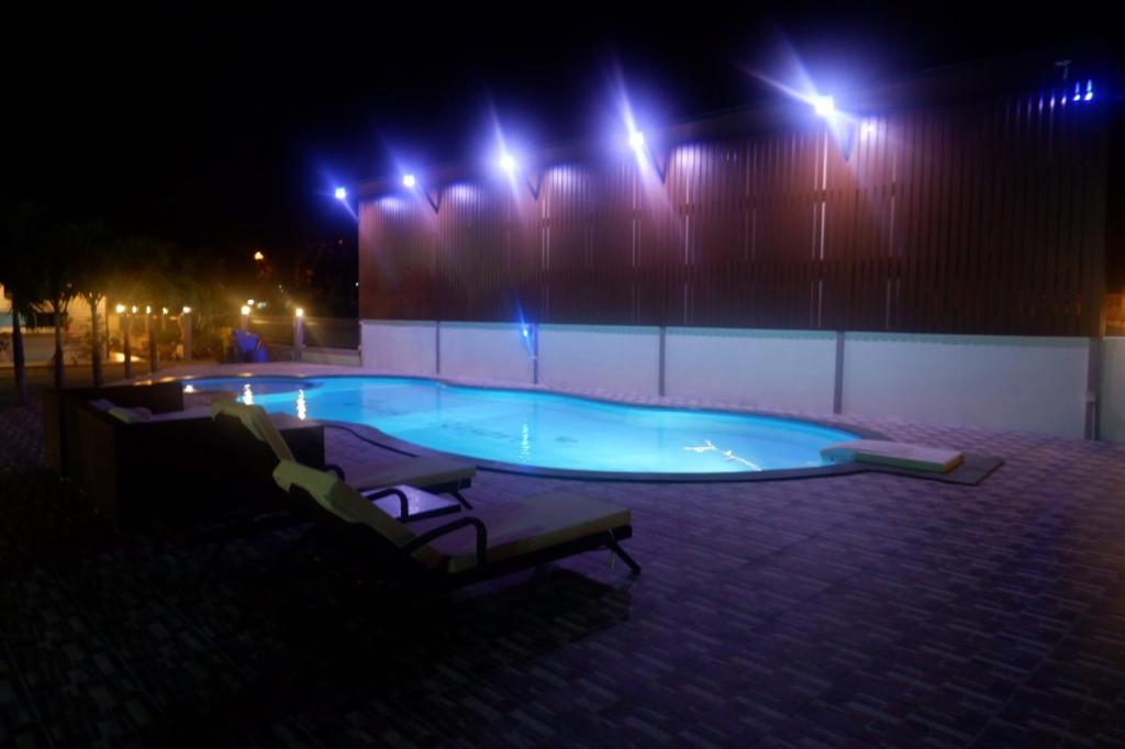 Bazén v ubytování คลิ๊กรีสอร์ท (Click Resort) nebo v jeho okolí