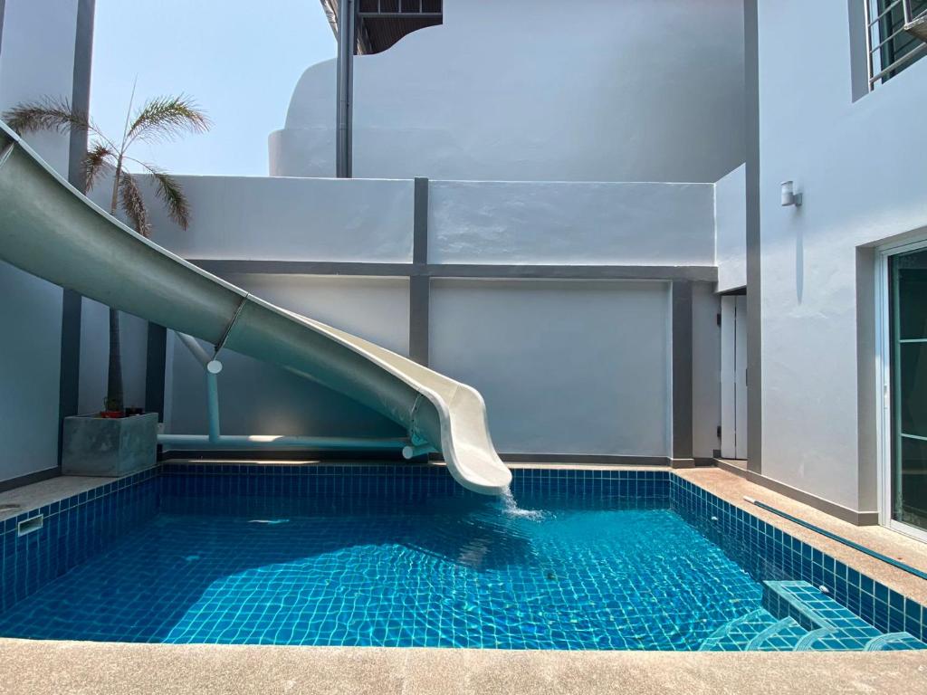 - une piscine avec toboggan dans un bâtiment dans l'établissement walking st 1km south pattaya 5BR modern villa, à Pattaya