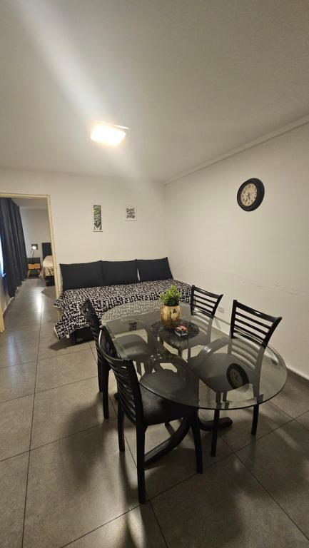 een woonkamer met een tafel en stoelen en een bank bij HOUSING CORDOBA - Laprida 2 in Cordoba