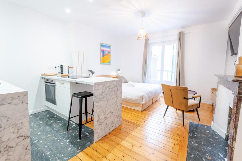 una cucina e un soggiorno con un letto in una camera di Le Petit Amandier - Tours a Tours