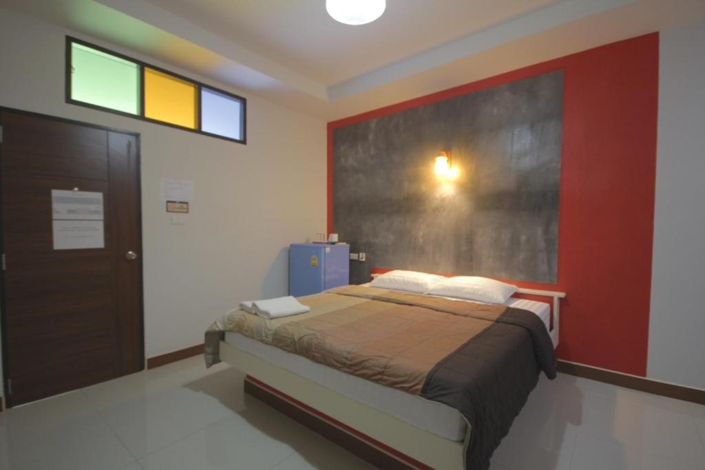 Postel nebo postele na pokoji v ubytování The shark resort ปราณบุรี