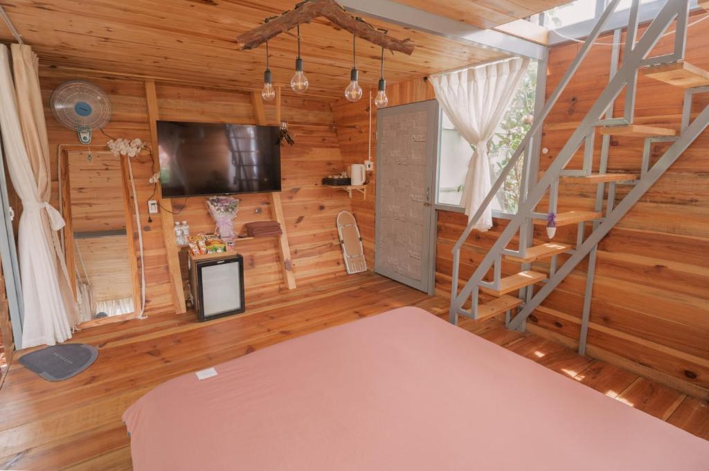 TV a/nebo společenská místnost v ubytování Mơ Garden Retreat DaLat
