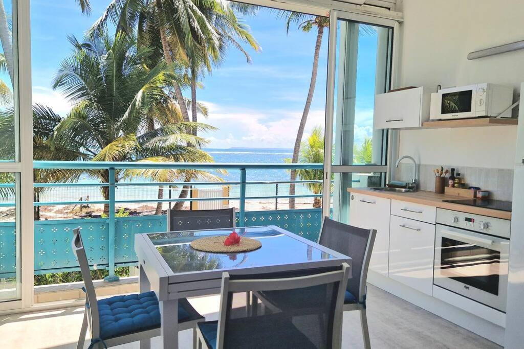 Dapur atau dapur kecil di Vue imprenable sur le lagon et accès plage Le Touloublue