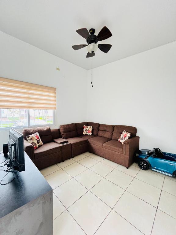 a living room with a couch and a ceiling fan at casa ferrufino in San Miguel