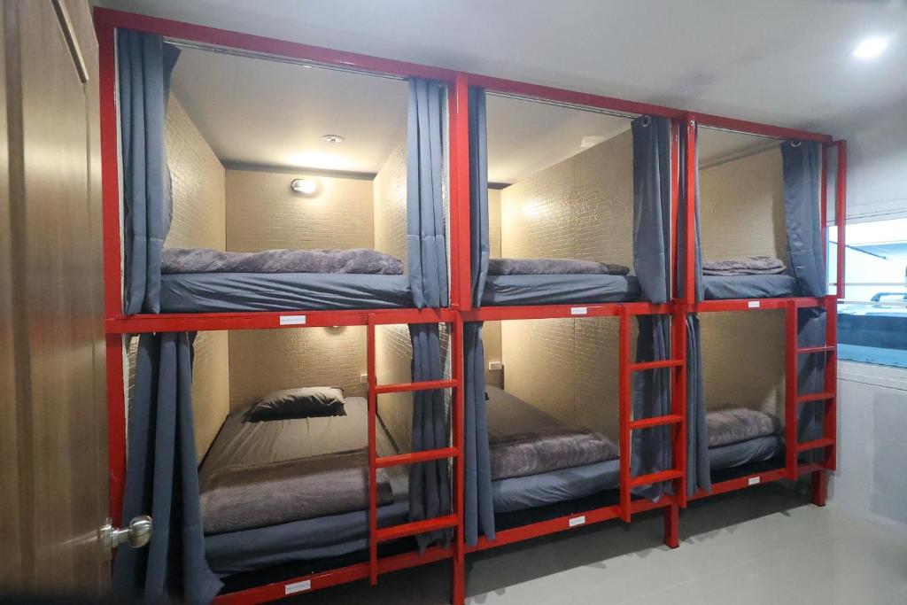 Palanda nebo palandy na pokoji v ubytování No.9 Hostel kanchanaburi