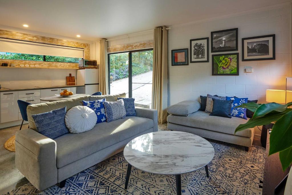 a living room with two couches and a table at La Niche by the Beach in Ocean Shores