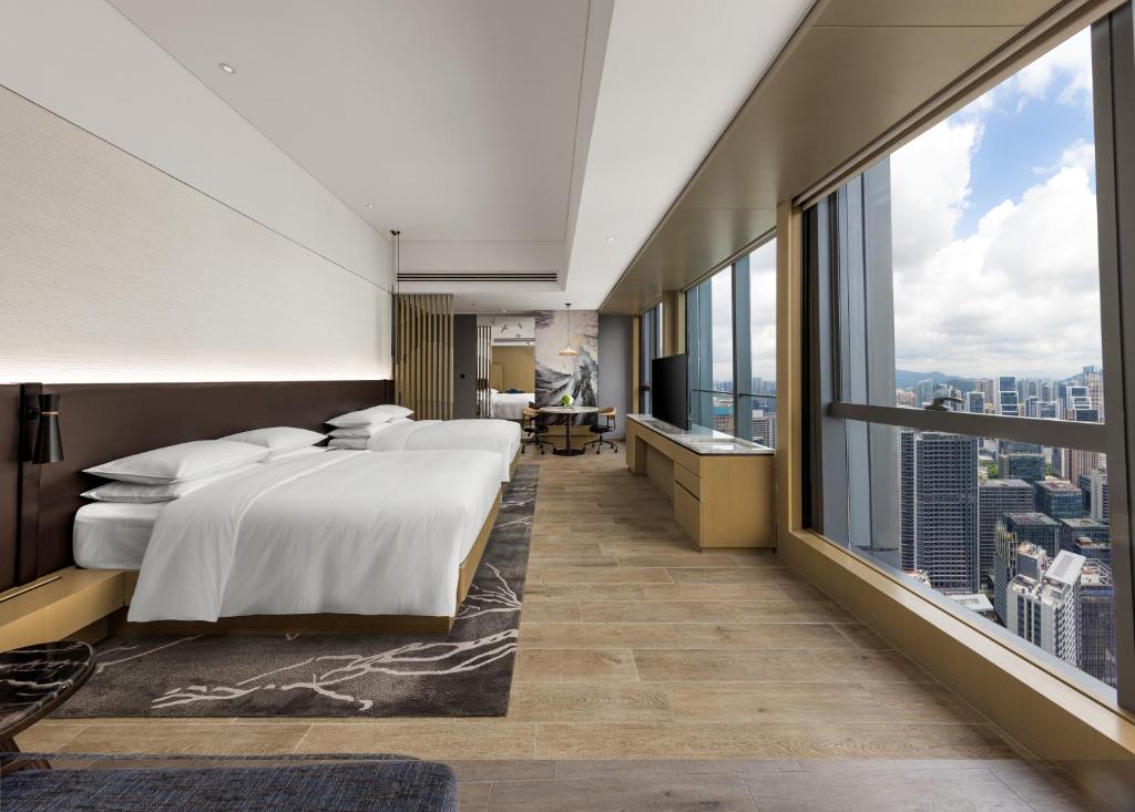 Postel nebo postele na pokoji v ubytování Renaissance Shenzhen Bay Hotel