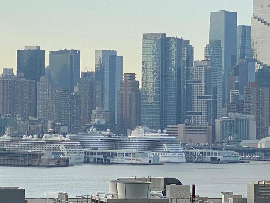 een stad met cruiseschepen in het water en een stad bij 5patio 4 Enjoywnyeasy Commuterparkanywhether in West New York