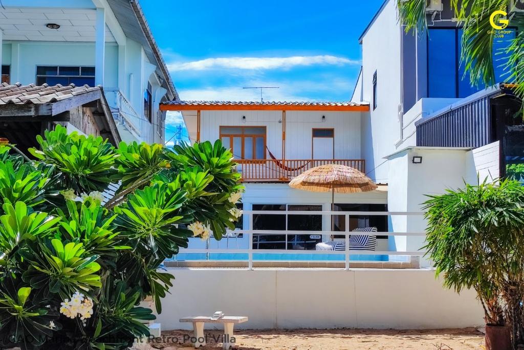 - une vue sur la maison depuis la plage dans l'établissement GAO Marina Retro Pool Villa, à Ban Phala