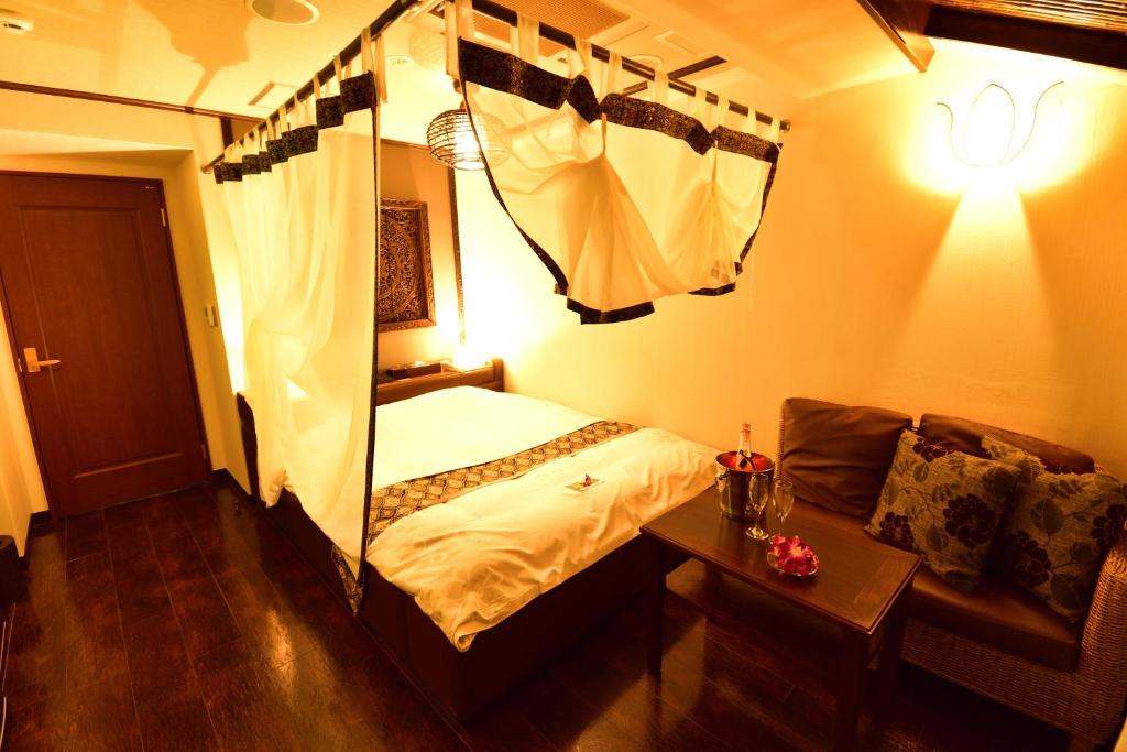 Postel nebo postele na pokoji v ubytování Hotel BaliAn Resort Yokohama Kannai - Adult Only