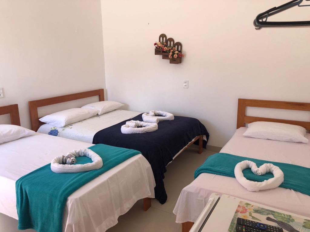 Una habitación con dos camas con cisnes. en POUSADA ECOALTER en Santarém