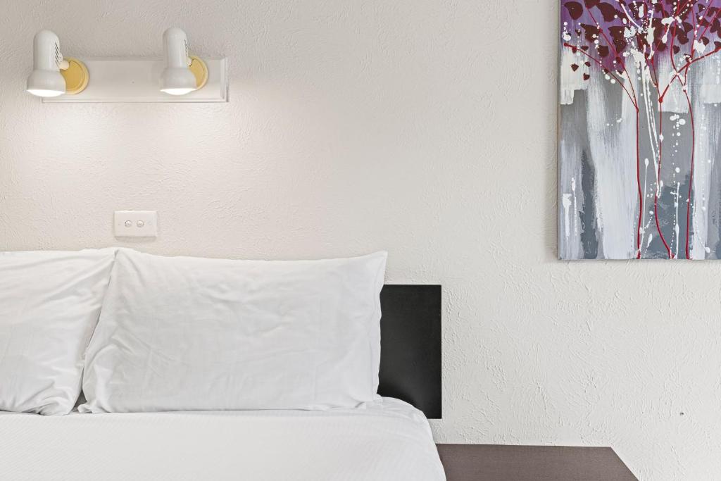 Postel nebo postele na pokoji v ubytování ASURE Brookvale Motel