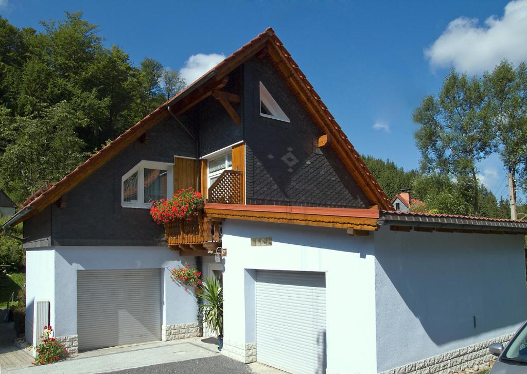 ein Haus mit einem Balkon und zwei Garagen in der Unterkunft Ferienhaus Barbara in Masserberg
