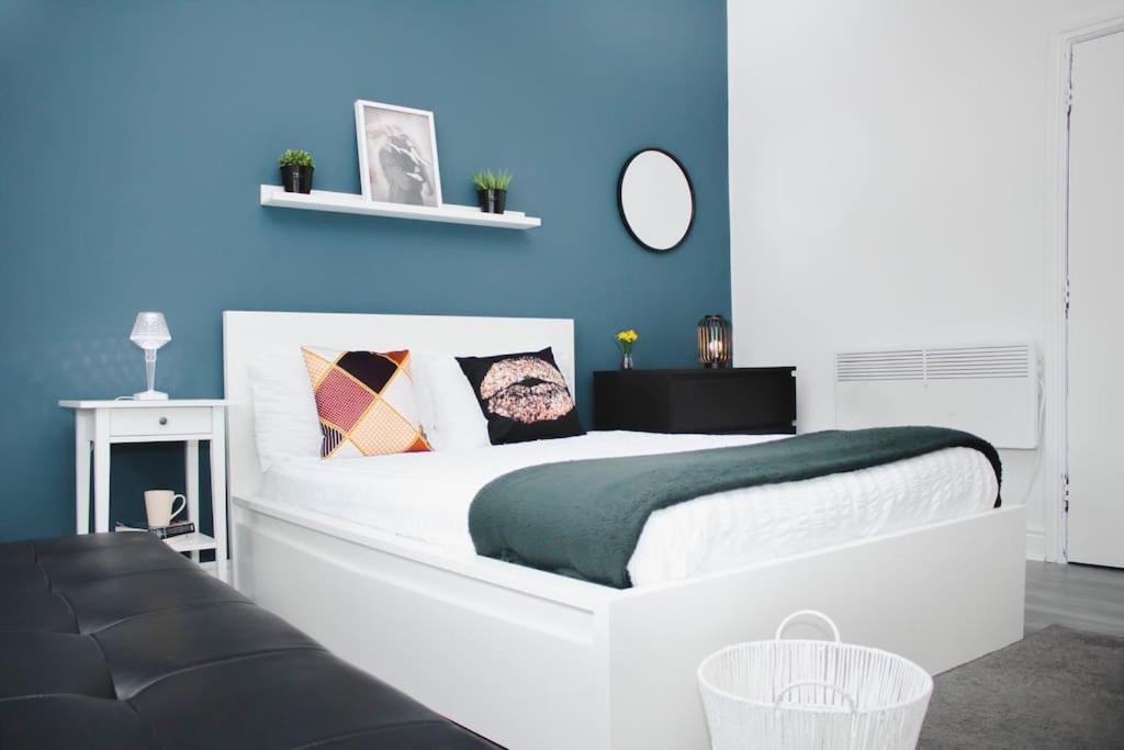 Cama ou camas em um quarto em Chic Studio Apartment in Liverpool