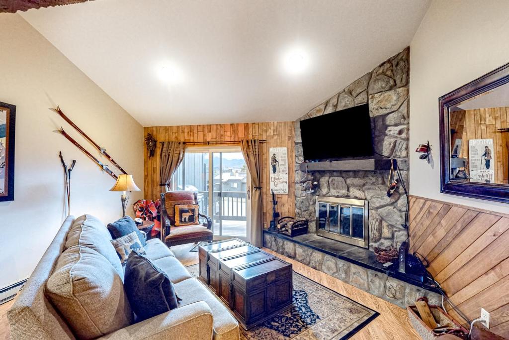 Una sala de estar con un sofá y una chimenea. en Fraser's Mountain Fantasy, en Fraser