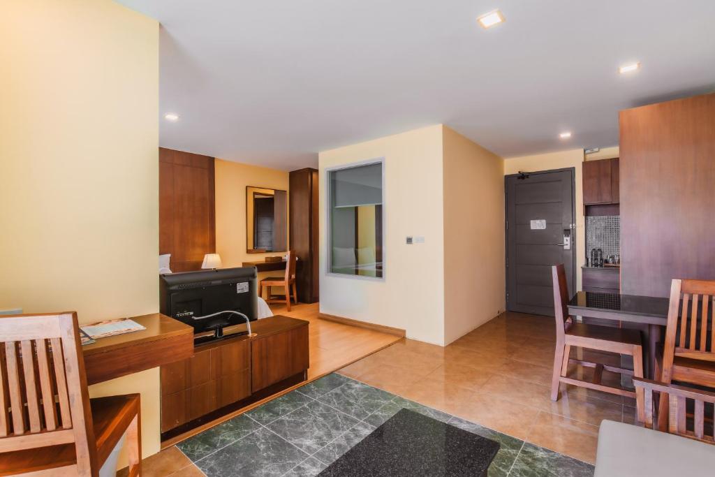 
Deluxe Suite King - Pool View
