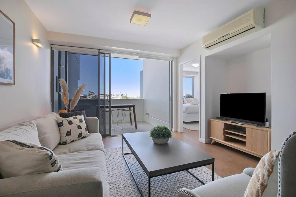 - un salon avec un canapé et une télévision dans l'établissement 'Easy Jeays' Executive Living near Fortitude Valley, à Brisbane