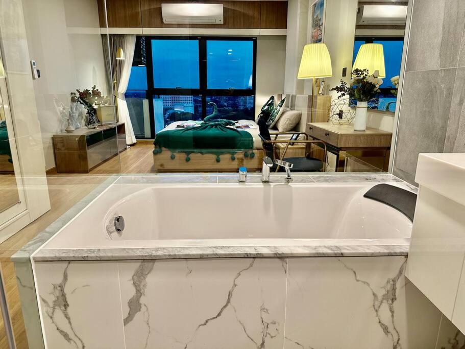 Koupelna v ubytování Astra sky river High floor,3 bedrooms 97㎡ 山景房带浴缸