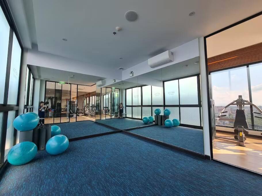 Fitness centrum a/nebo fitness zařízení v ubytování Astra sky river High floor,3 bedrooms 97㎡ 山景房带浴缸
