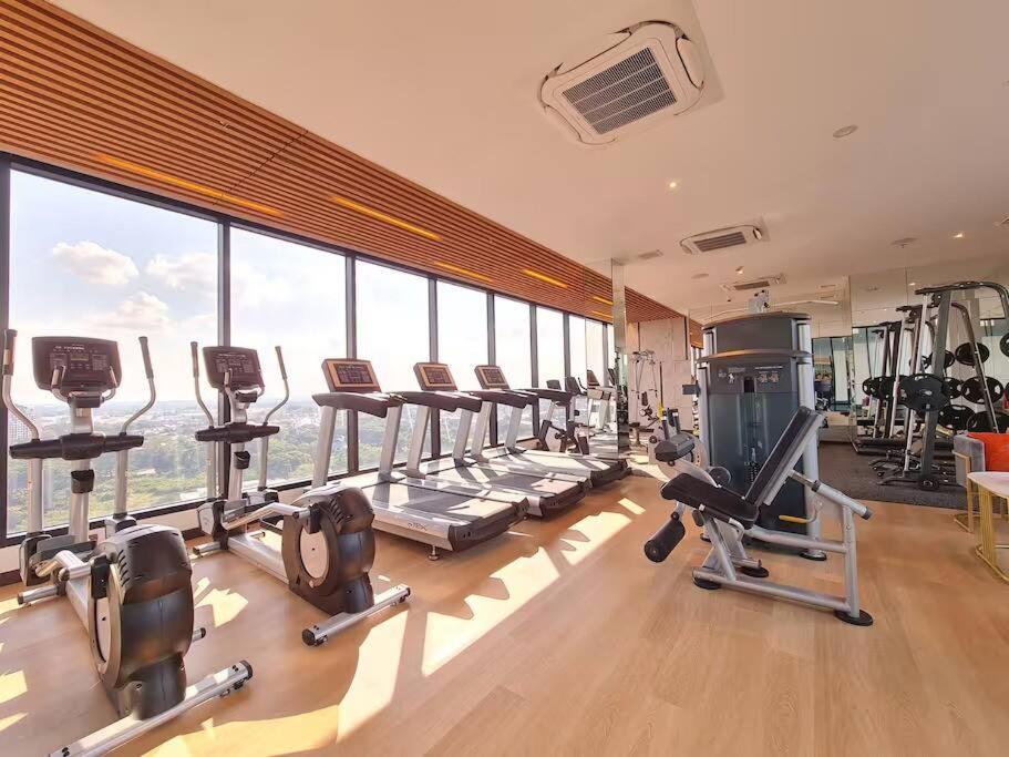 Fitness centrum a/nebo fitness zařízení v ubytování Astra sky river High floor,3 bedrooms 97㎡ 山景房带浴缸