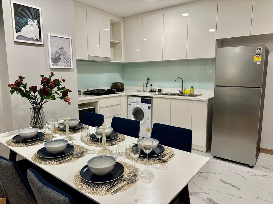 Kuchyň nebo kuchyňský kout v ubytování Astra sky river High floor,3 bedrooms 97㎡ 山景房带浴缸